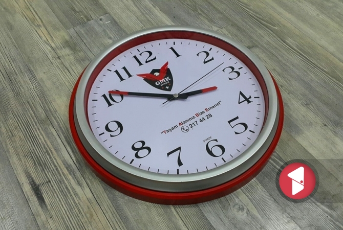 Kırmızı logolu promosyon saat.