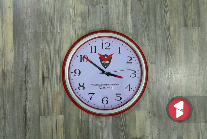 Kırmızı logolu promosyon saat, önden görünüm.