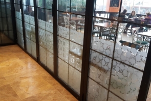 Fırıncı Orhan restoran bel altı camları şekilli cam buzlama hizmeti.