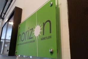 Horizon Bilişim kapı tabelası