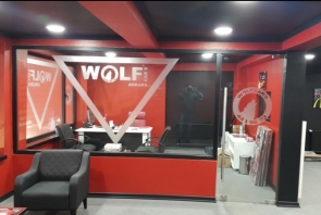 Wolf Car's ofis kurumsal buzlu cam kaplama.