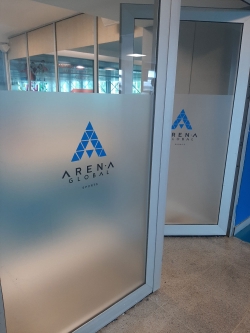 Arena Spor Merkezi logolu buzlu cam