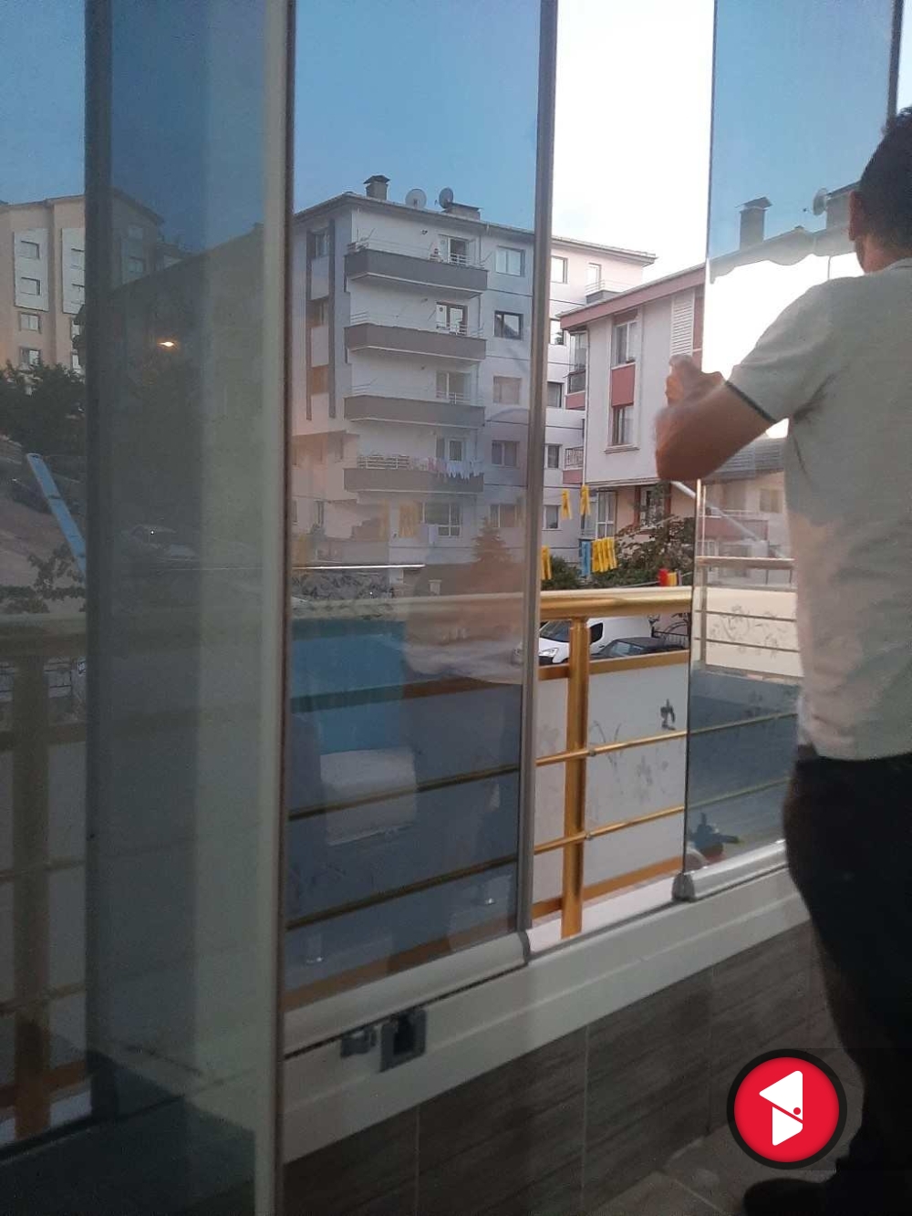 Aynalı balkon cam filmi uygulama