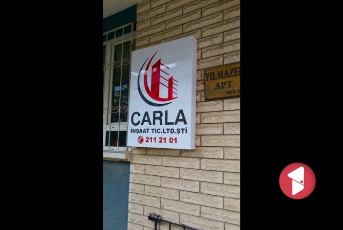 Carla İnşaat ofis kapı tabelası görünümü.