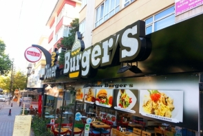 Döner Burger Restorant Kızılay şubesi için konturlu kabartma harfli siyah alüminyum tabela.