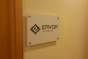 Emvop Technology ofis kapı tabelası