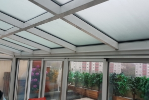 Kış bahçesi cam tavanları için güneşi kesen buzlu cam filmi uygulaması